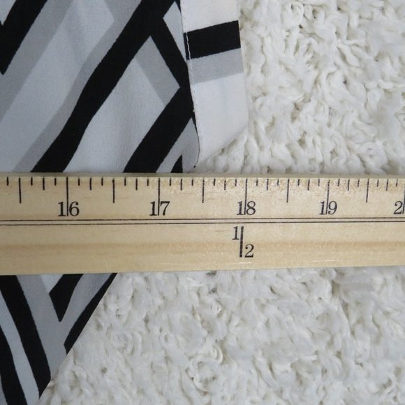 New York & Company* Women's Sleeveless Boat Neck Curved Hem Blouse Size~ XS - Picture 7 of 9